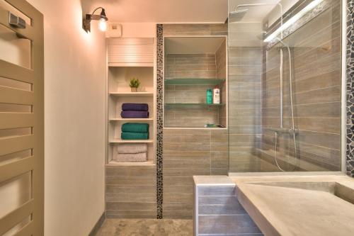 卡魯雷埃奎耶的住宿－Appartement Le Cosy - Calme & Chaleureux - Bien situé，带淋浴、浴缸和盥洗盆的浴室