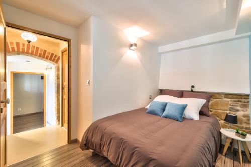 卡魯雷埃奎耶的住宿－Appartement Le Cosy - Calme & Chaleureux - Bien situé，一间卧室配有一张大床和一张桌子