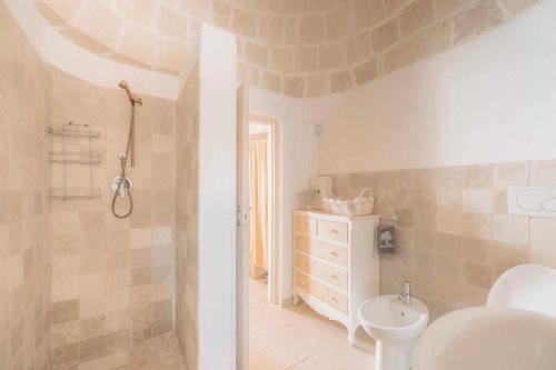 オストゥーニにあるTrullo Ostuni Terre di Santaのバスルーム(シャワー、洗面台、トイレ付)
