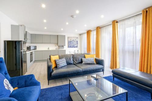 un soggiorno con divano e tavolo di Luxury Heathrow 1 & 2 Bedroom Apts, West Drayton Free parking By 360Stays a West Drayton