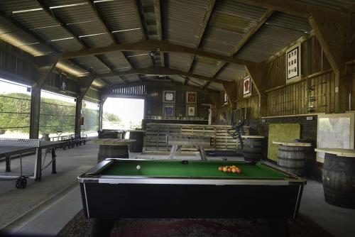 uma sala de bilhar com uma mesa de bilhar em Troney Valley Escapes - Hare's Hide em Crediton