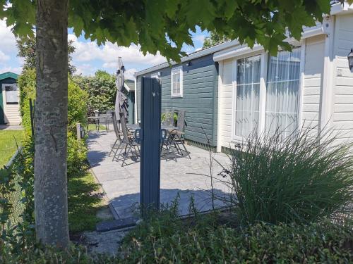 a pole in front of a house with a tree at Chalet - Dà gae nog à in Baarland