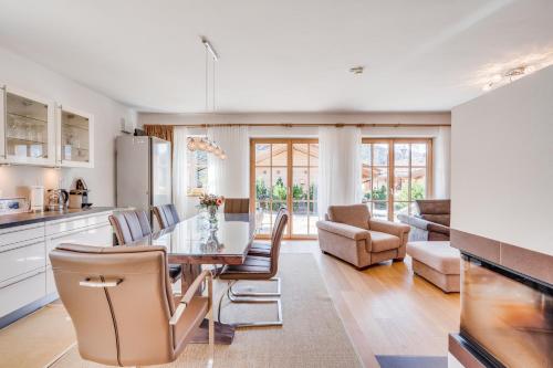 a kitchen and living room with a table and chairs at Chaletdorf am Sonnenhang in Neukirchen am Großvenediger
