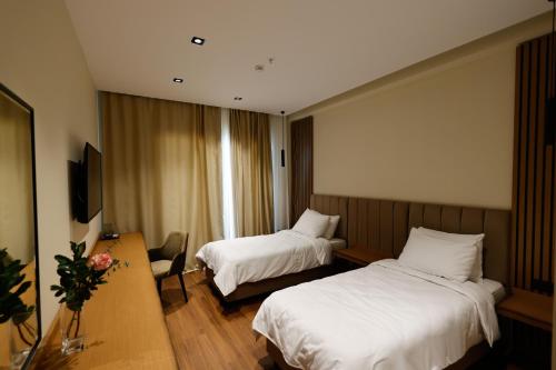 Pokój hotelowy z 2 łóżkami i biurkiem w obiekcie Valza Boutique Hotel we Wlorze