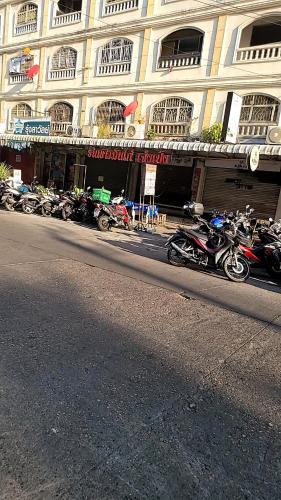 una fila de motocicletas estacionadas frente a un edificio en Toto 
