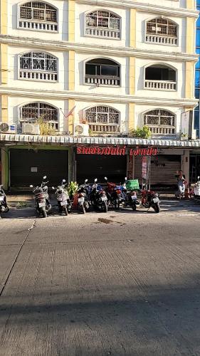 un grupo de motocicletas estacionadas frente a un edificio en Toto 