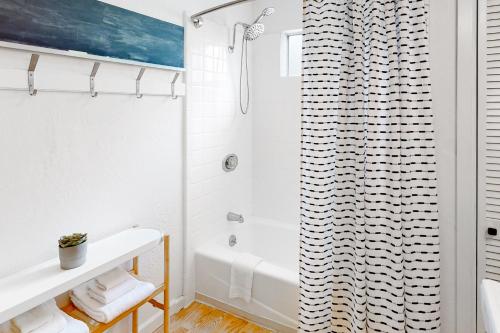 baño con cortina de ducha y bañera en Riverfront Escape, en Monte Rio