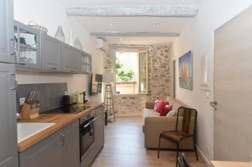 une cuisine et un salon avec un canapé dans l'établissement Nice T2 in the historic center of Antibes, à Antibes