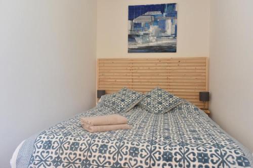 - un lit avec un couvre-lit et des oreillers bleus et blancs dans l'établissement Nice T2 in the historic center of Antibes, à Antibes