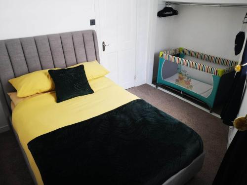 um quarto com uma cama grande e um berço em Wellpark Corner em Markinch