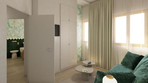 uma sala de estar com um sofá verde e um quarto com uma janela em LLONGA'S Ciutadella em Ciutadella