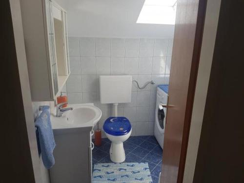 een kleine badkamer met een toilet en een wastafel bij Apartment in Slatine with sea view, terrace, air conditioning, WiFi 5147-1 in Slatine