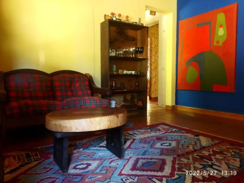 a living room with a couch and a coffee table at O Brejo Encantado Hospedagem e Pousada in Embu