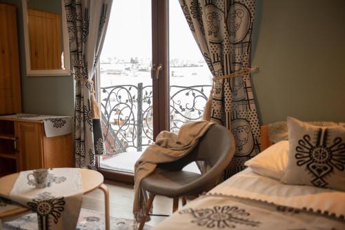 Pokój z łóżkiem i oknem z balkonem w obiekcie Folkowy Dworek SPA & Fun w Murzasichlu