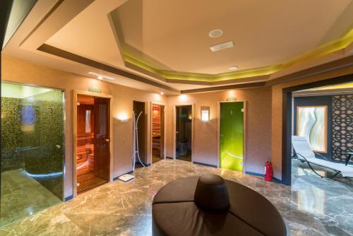 Lotus Therm Spa&Luxury Resort في بايلي فيليكس: غرفة معيشة مع طاولة ودش