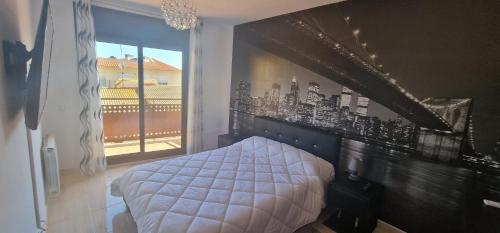 ein Schlafzimmer mit einem weißen Bett und einem Fenster in der Unterkunft CASA RODA DE BARÁ in Roda de Berà