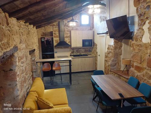 a kitchen and dining room with a table and a dining room at Casa María Rosa in Baños de la Encina