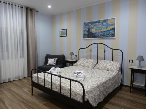 1 dormitorio con 1 cama y 1 silla en HOME SWEET HOME, en Sammichele di Bari