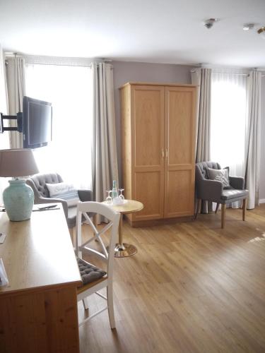 a living room with a couch and a table at Hotel Ratsstuben in Lindau