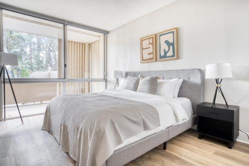 une chambre blanche avec un grand lit et une fenêtre dans l'établissement Palo Alto 2BR w Pool Gym nr FB Google SFO-878, à Palo Alto