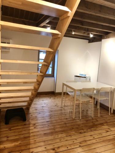 - une table et des chaises dans une chambre dotée de parquet dans l'établissement Studio de 35m2 au centre de Cusset, à Cusset