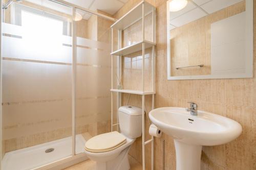 La salle de bains est pourvue de toilettes, d'un lavabo et d'une douche. dans l'établissement 18 Nice apt balcony pool view close to Duquesa Golf and Beach Manilva Andalusia, à San Luis de Sabinillas