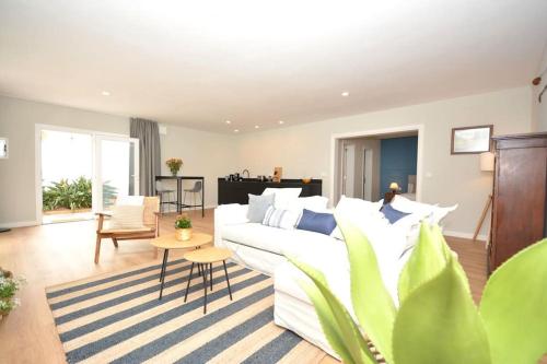 a living room with a white couch and a table at Apartamento El Castañero in Tacoronte