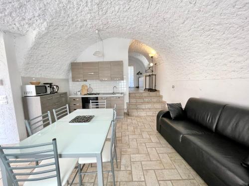 een woonkamer met een bank en een tafel en een keuken bij Villa Carrera in Malcesine