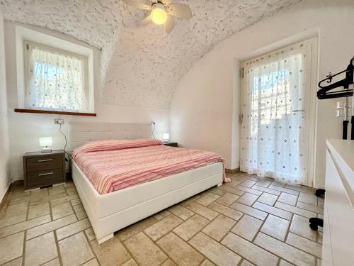 - une chambre avec un lit et 2 fenêtres dans l'établissement Villa Carrera, à Malcesine