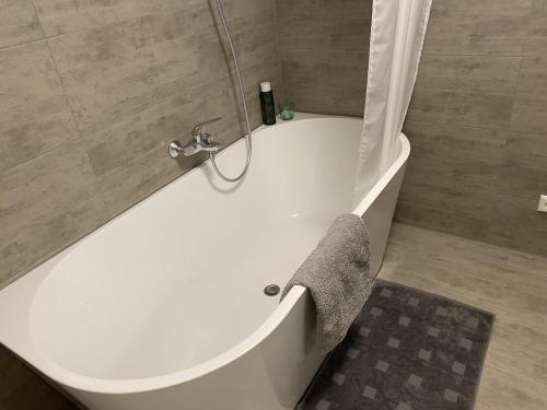 y baño con ducha y bañera blanca. en Villa Roc, en Grünenbach