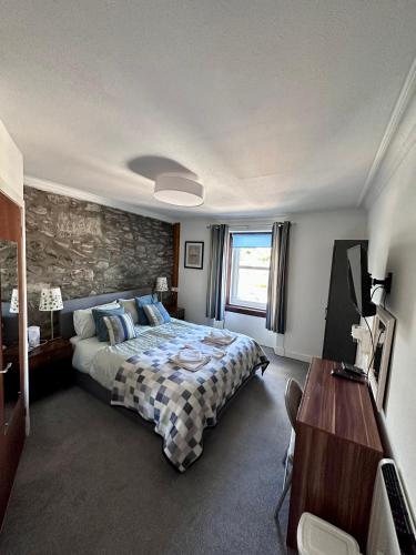 Postel nebo postele na pokoji v ubytování Islay Frigate Hotel