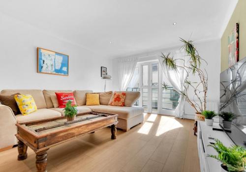 un salon avec un canapé et une table basse dans l'établissement Golden Sunset House with free parking by My Getaways, à Brighton et Hove