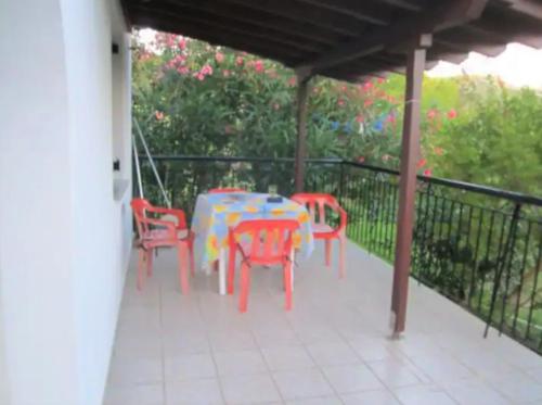 patio con mesa y sillas en el balcón en Kaiti Villa 4 en Koukounaries