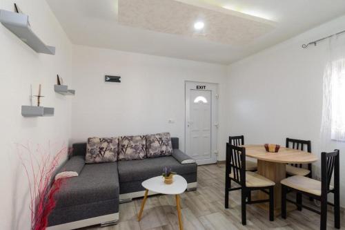 Apartment in Okrug Gornji with sea view, balcony, air conditioning, WiFi 5134-7