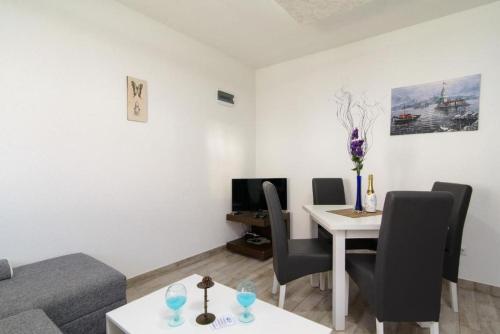 Apartment in Okrug Gornji with sea view, balcony, air conditioning, WiFi 5134-6
