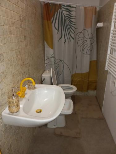 a bathroom with a sink and a toilet at l'univers, vous et nous in Pouilly-sur-Vingeanne