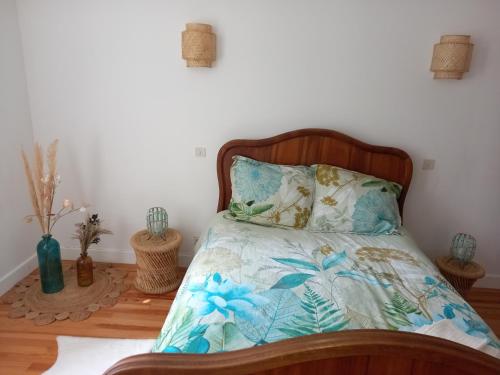 a bedroom with a bed with a wooden headboard at l'univers, vous et nous in Pouilly-sur-Vingeanne