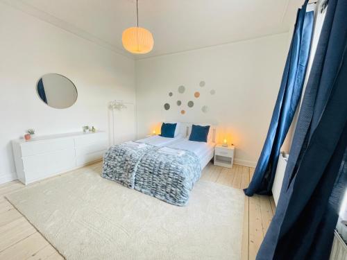 Säng eller sängar i ett rum på aday - Beautiful 2 bedrooms apartment in the heart of Frederikshavn