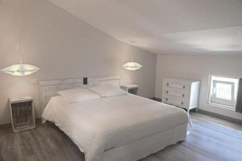 A bed or beds in a room at Gîte Une plume d'L