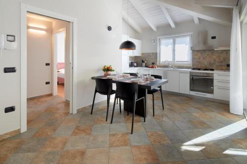 a kitchen and dining room with a table and chairs at Residenza Ai Ferrari in Riva del Garda