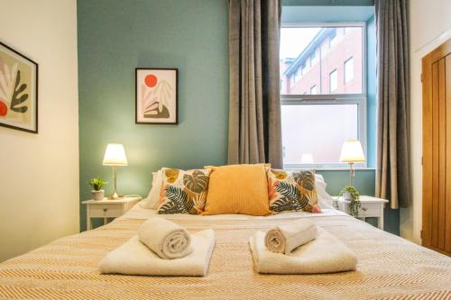 Postelja oz. postelje v sobi nastanitve Sleek & Stylish Apartment in the Heart of the City
