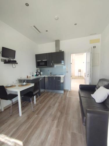 a living room with a couch and a table at Mater Ariany in Ariany