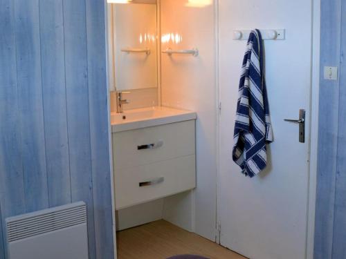Koupelna v ubytování Maison de 4 chambres avec jardin près de la plage, animaux acceptés - FR-1-418-159