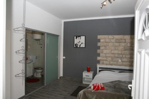 Säng eller sängar i ett rum på Apartments & Room Dijana