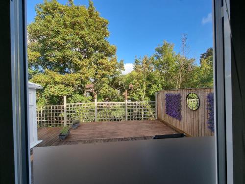 Modern immaculate studio with AC & parking, outside the CAZ photo 30