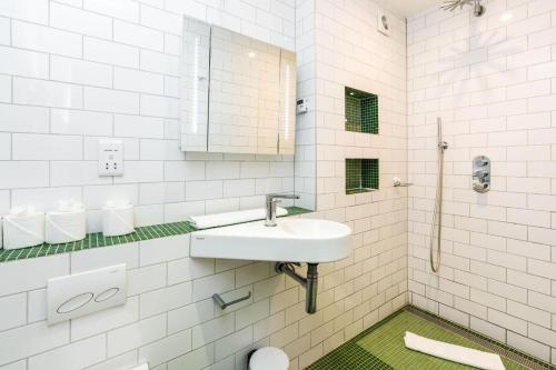 ロンドンにあるCharming 2 Bedroom Apartment in Kentish Townの白いバスルーム(シンク、鏡付)