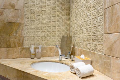 a bathroom with a sink with towels on a counter at amã Stays & Trails Kailash House in Kodaikānāl