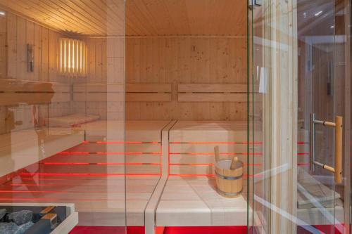 Cette chambre dispose d'un sauna et d'une baignoire. dans l'établissement Best Western Hotel am Kastell, à Heilbronn