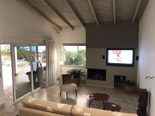 un soggiorno con divano e TV di Casa Las Palmeras a Granadilla de Abona