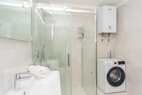 bagno con doccia e lavatrice. di Apartmani Šimi - The Sun a Crikvenica